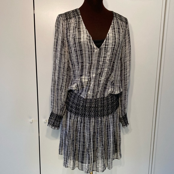Club Monaco Dresses & Skirts - Club Monaco printed dress chiffon silk black grey 8